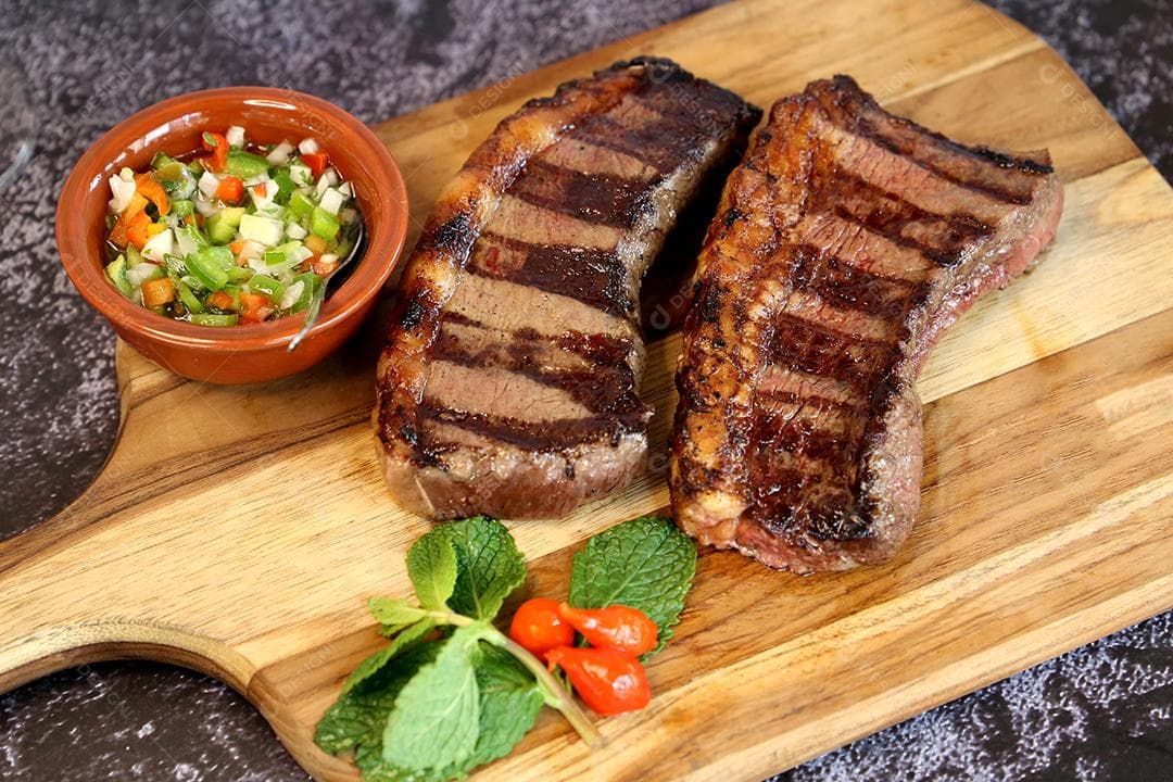 Picanha grelhada com vinagrete, servida na tábua