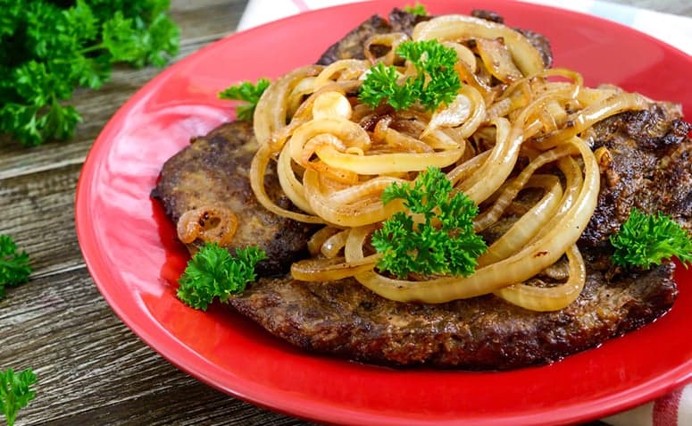 Bife de alcatra acebolado - Sirloin steak and onions